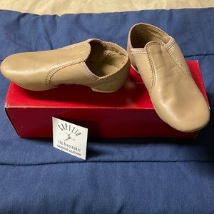 NIB Capezio E series slip on Jazz shoes little girl sz 3
